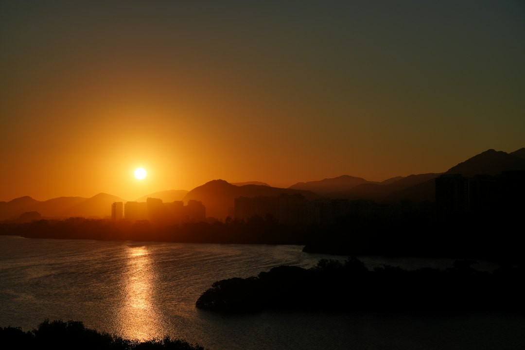 Pôr do sol sobre montanhas e água no Rio de Janeiro